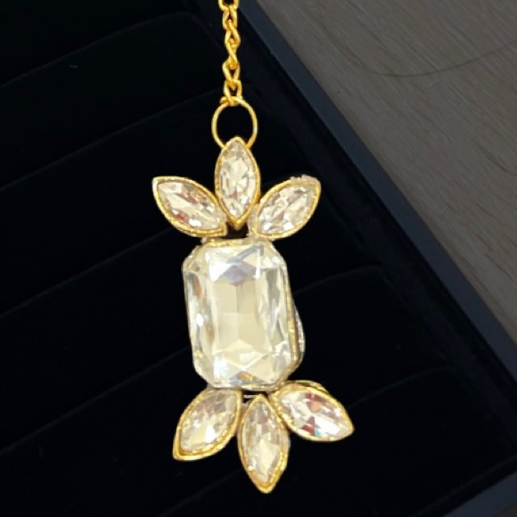 Hair Accessory. - Picture 2 of 4